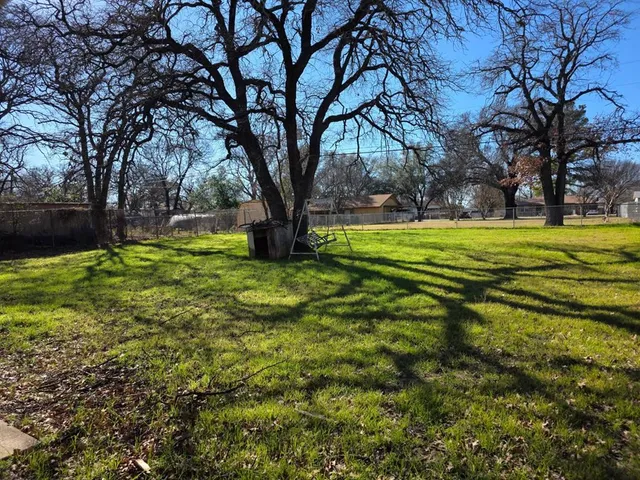 $1,750 | 136 Richard Lane, Azle, TX 76020