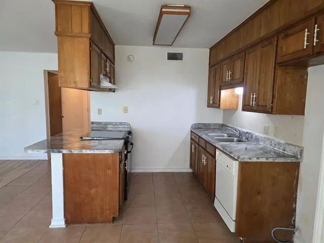 $1,750 | 136 Richard Lane, Azle, TX 76020