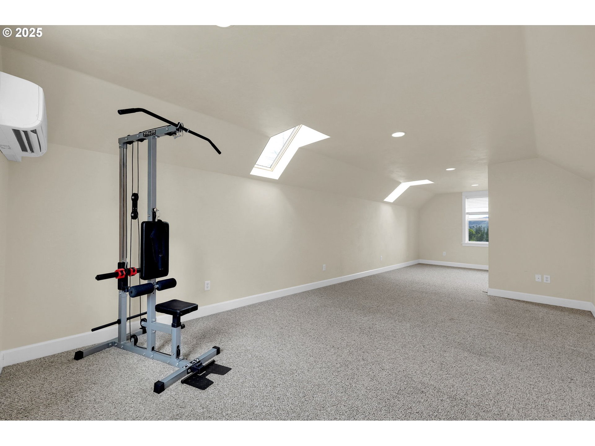 360 Mountaingate Drive Springfield, OR 97478 - Photo 30 of 48 a view of a room with gym equipment
