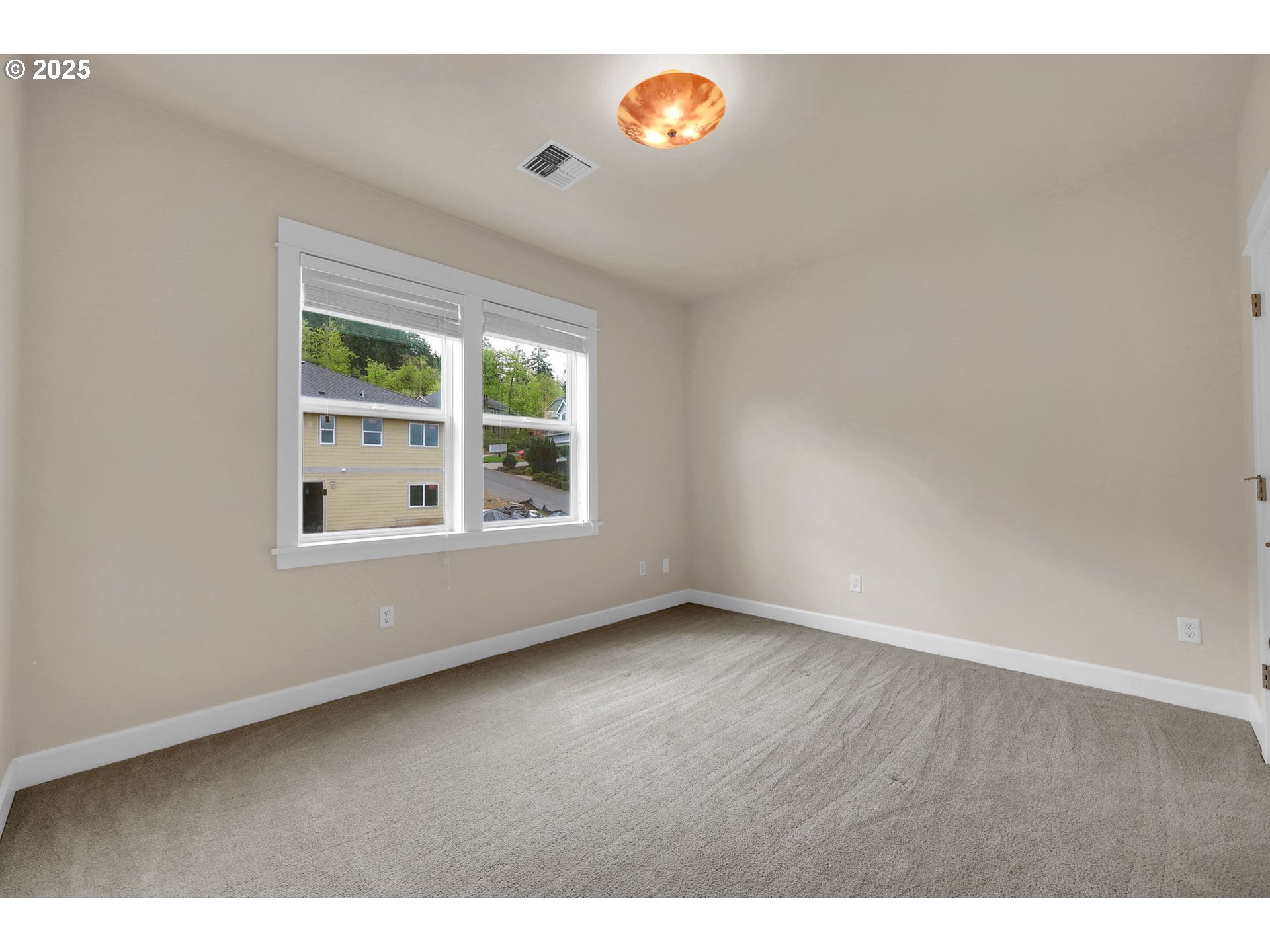 360 Mountaingate Drive Springfield, OR 97478 - Photo 33 of 48 an empty room with windows