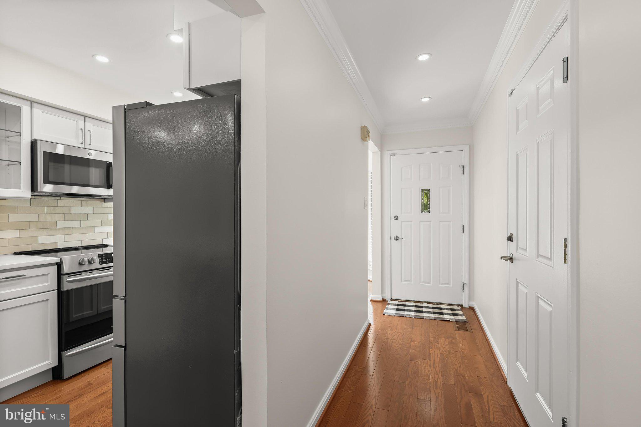 5189 Columbia Road, Unit 10 49 Columbia, MD 21044 - Photo 8 of 55 Foyer & kitchen