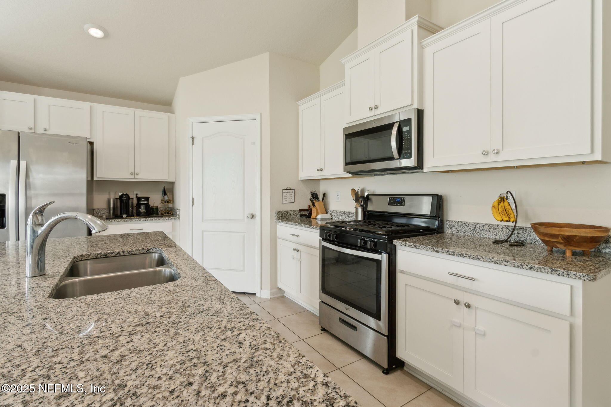 86256 Express Court Yulee, FL 32097 - Photo 7 of 27 Kitchen and Walk-In Pantry