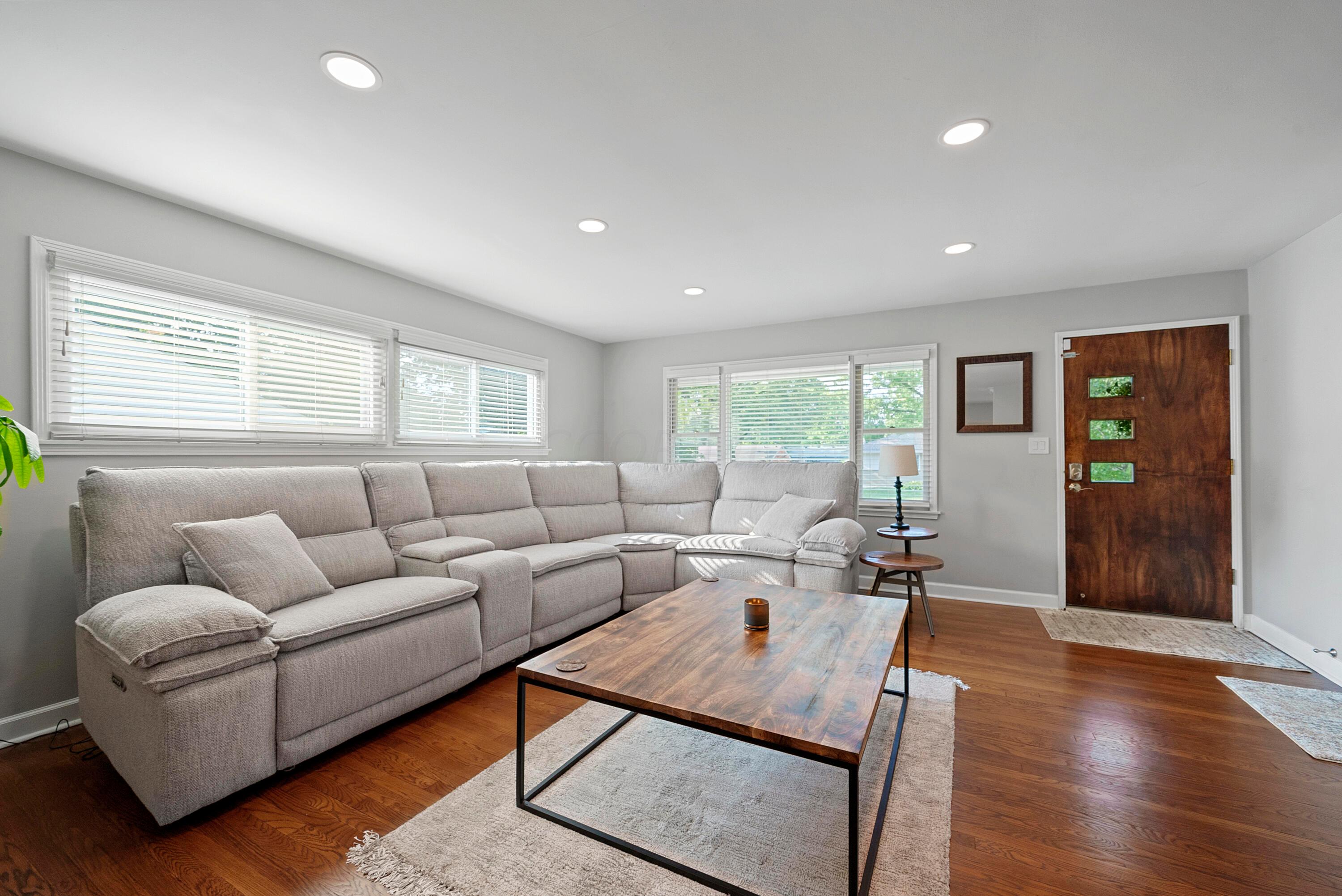 2731 Cranford Road Columbus, OH 43221 - Photo 15 of 41 Living Room