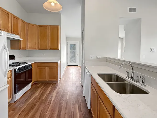 $2,100 | 3078 Falling Waters Lane, Unit 3078, Lindenhurst, IL 60046