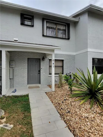 $2,800 | 641 Northwest 105th Way, Unit 641, Pembroke Pines, FL 33026