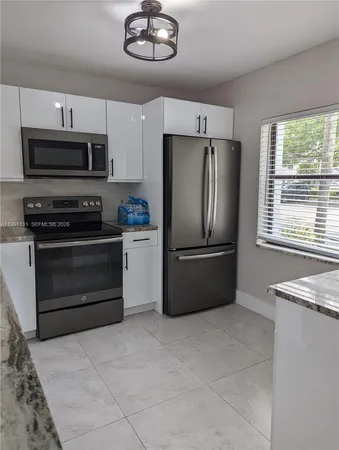 $2,800 | 641 Northwest 105th Way, Unit 641, Pembroke Pines, FL 33026