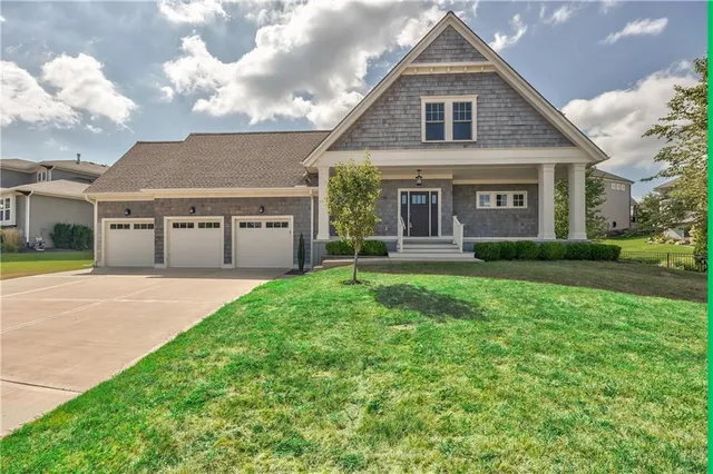 $599,900 | 9742 Shady Bend Circle, Lenexa, KS 66227