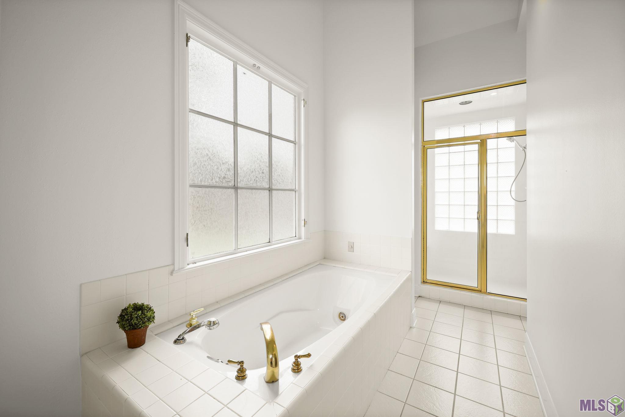 5515 North Pointer Court Baton Rouge, LA 70808 - Photo 24 of 47 Separate Tub & Shower