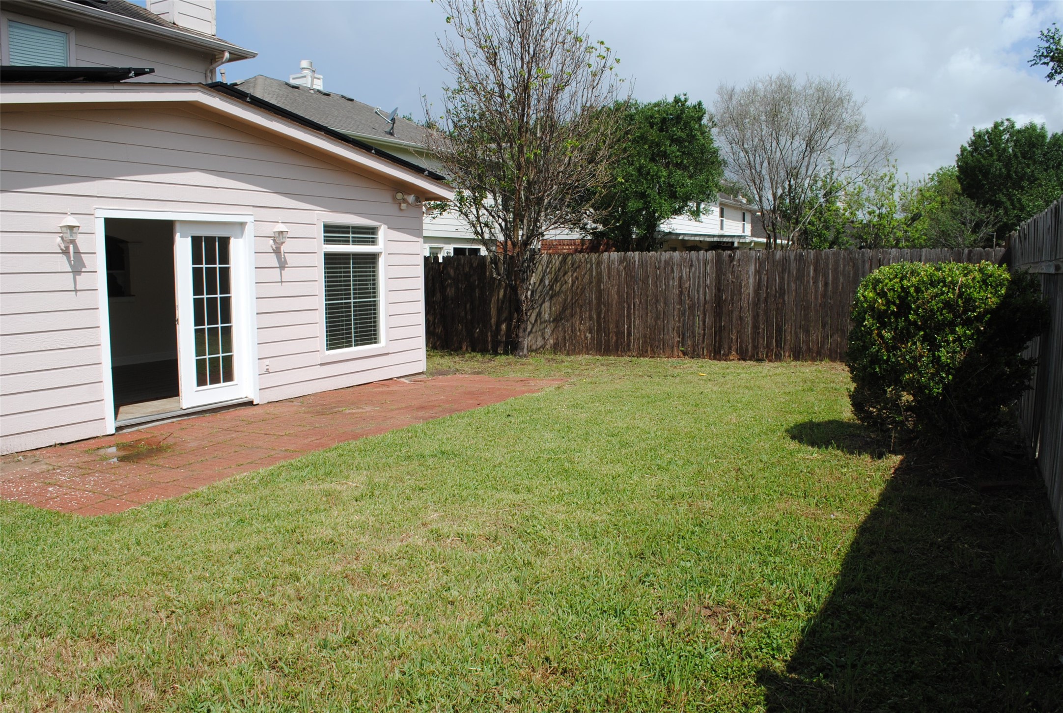 3910 Starbridge Pointe Lane Katy, TX 77449 - Photo 35 of 39 a backyard of a house with lots of green space