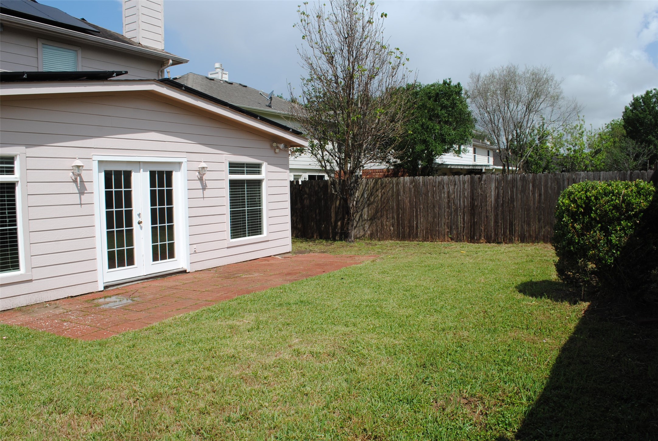 3910 Starbridge Pointe Lane Katy, TX 77449 - Photo 37 of 39 a view of a backyard with potted plants and large tree