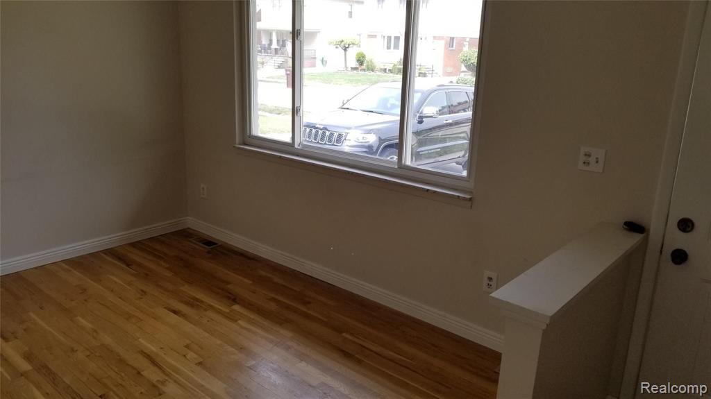 8358 Harding Center Line, MI 48015 - Photo 5 of 26
