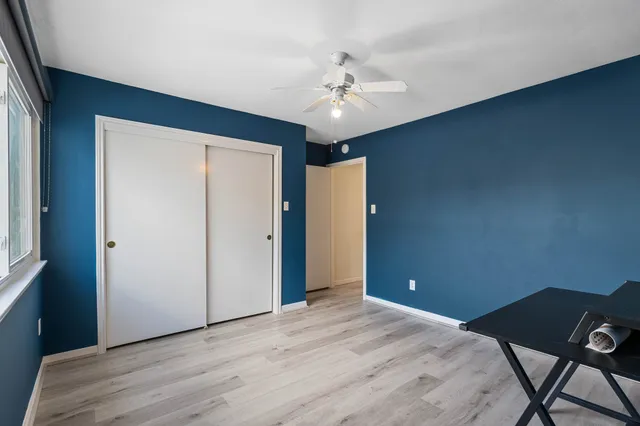 a view of a livingroom with a workspace