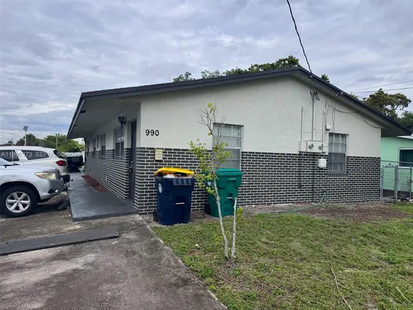 $1,875 | 990 Phippen Waiters Road, Unit 12, Dania Beach, FL 33004