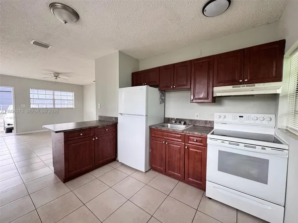 $1,875 | 990 Phippen Waiters Road, Unit 12, Dania Beach, FL 33004