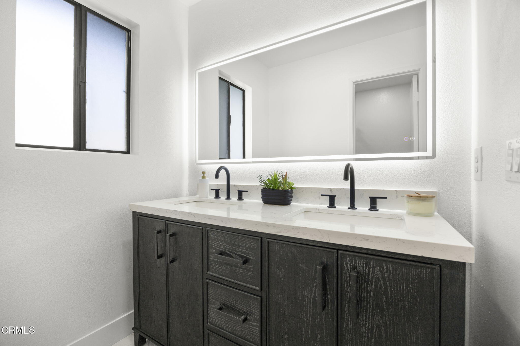 921 Juneberry Place Oxnard, CA 93036 - Photo 13 of 20 a bathroom with a double vanity sink and mirror