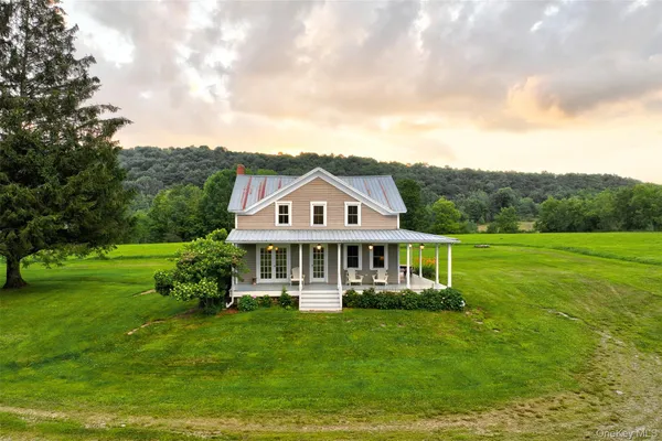 a view of a house with a big yard