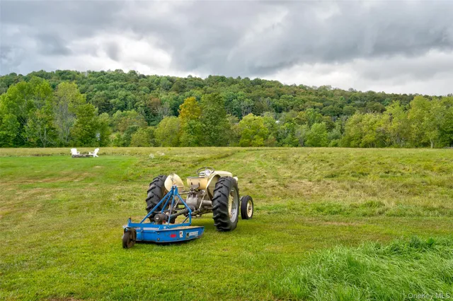 a view of a dinning table and chairs in patio