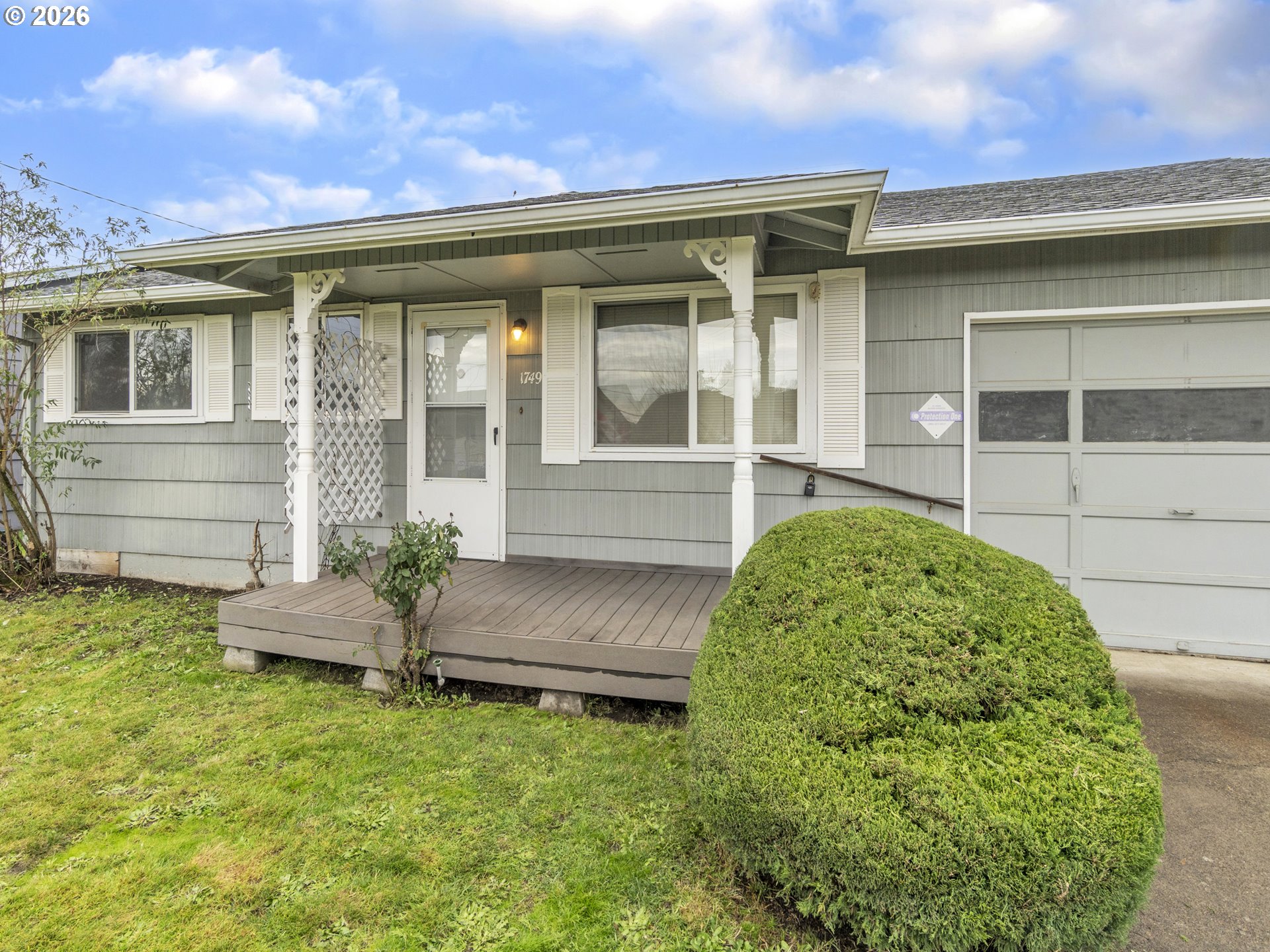 1749 Thompson Road Woodburn, OR 97071 - Photo 5 of 33 a front view of a house with garden