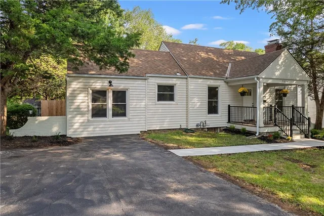 $199,900 | 9804 East 68 Street, Raytown, MO 64133