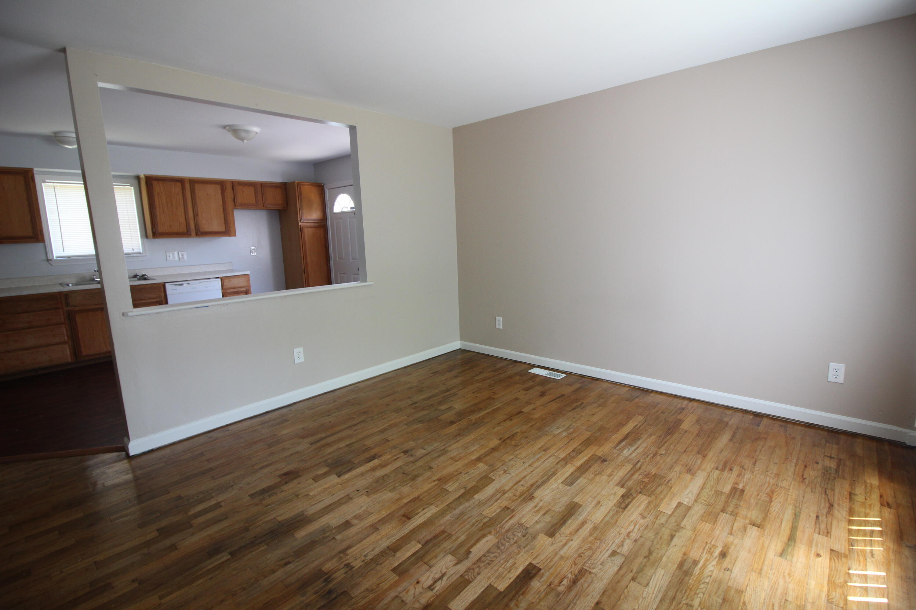 28496 Halecreek Street Romulus, MI 48174 - Photo 4 of 13 IMG_3884