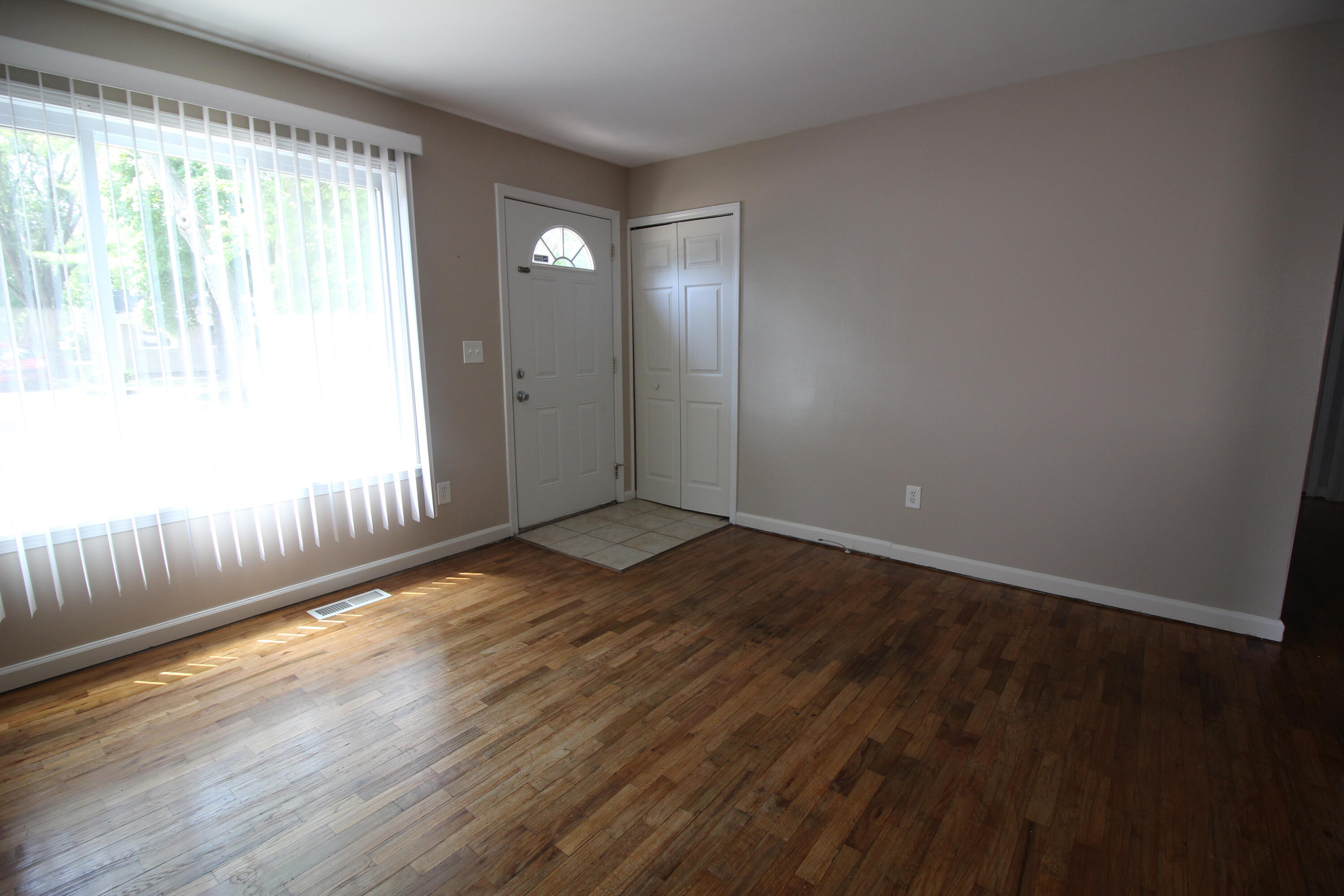 28496 Halecreek Street Romulus, MI 48174 - Photo 6 of 13 IMG_3886