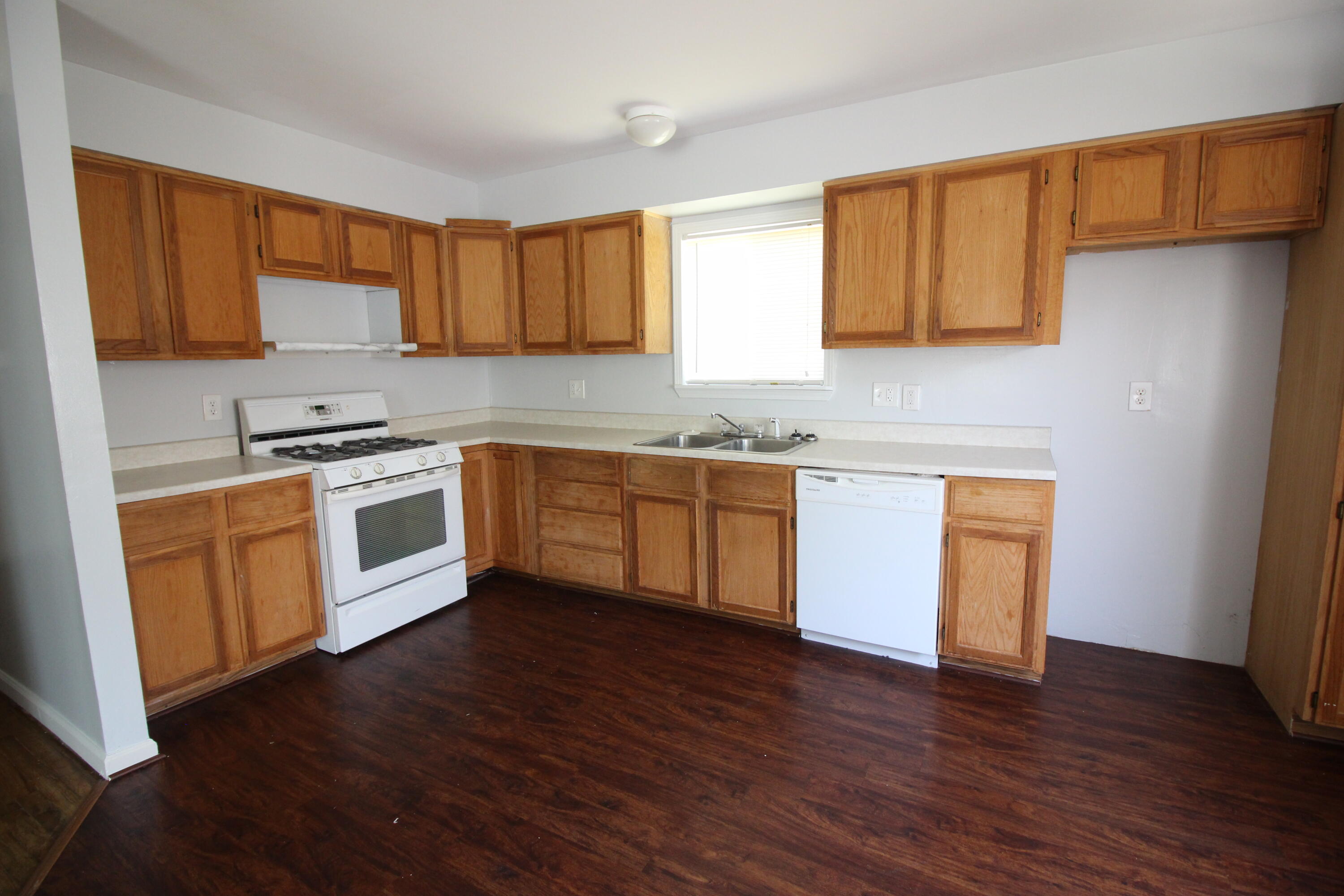 28496 Halecreek Street Romulus, MI 48174 - Photo 7 of 13 IMG_3887