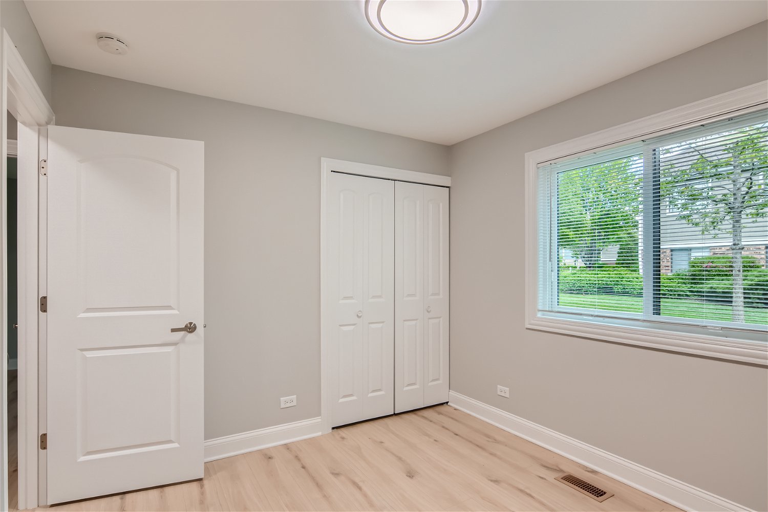 1460 7 Pines Road, Unit A1 Schaumburg, IL 60193 - Photo 9 of 11 a view of an empty room with wooden floor and a window