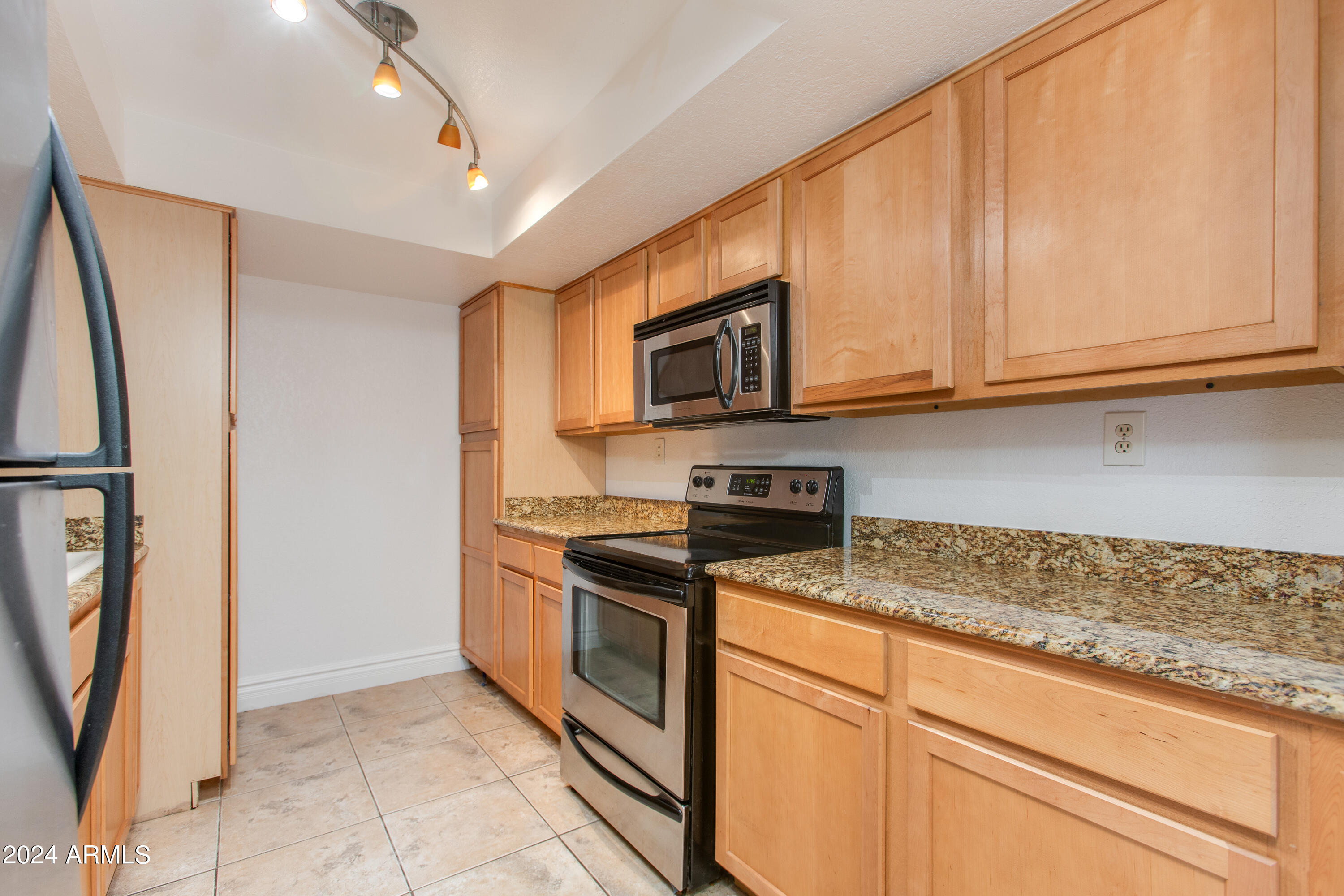 3825 East Camelback Road, Unit 132 Phoenix, AZ 85018 - Photo 8 of 19 Kitchen