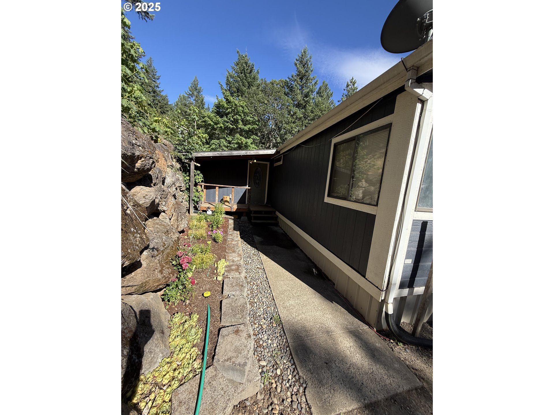 590 Northeast Spring Street White Salmon, WA 98672 - Photo 3 of 13