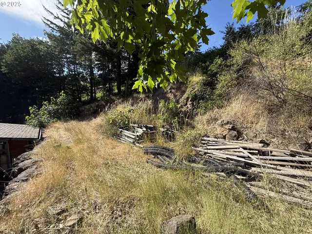 a kitchen that has a lot of cabinets in it and appliances