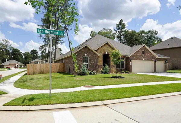 a view of house and yard