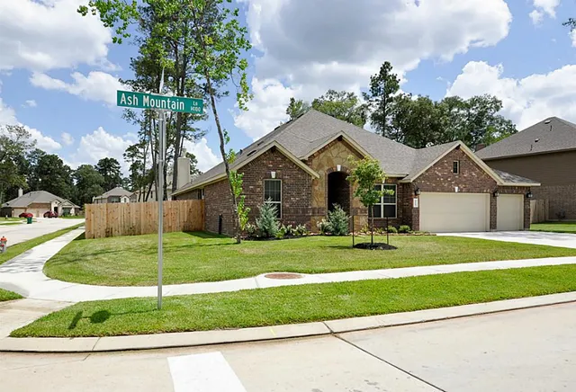 a view of house and yard