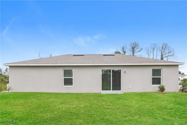 a view of a house with a backyard