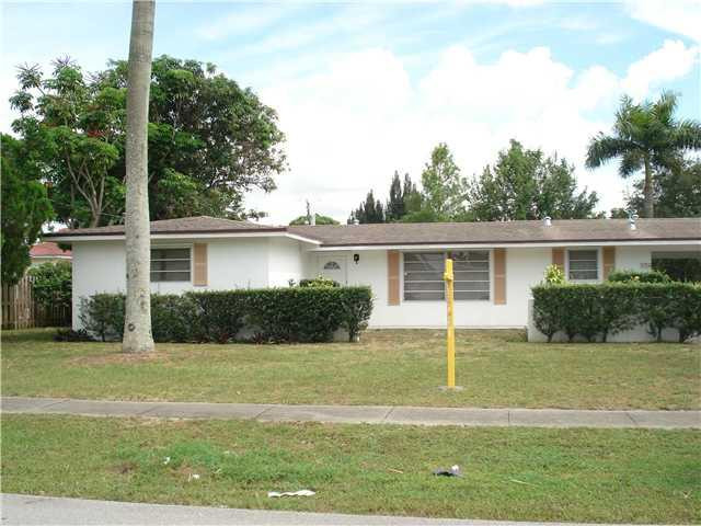 5356 Redwood Road Plantation, FL 33317 - Photo 2 of 24 Exterior Front