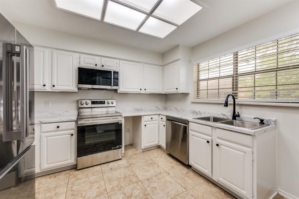 401 Pebble Way, Unit 239 Arlington, TX 76006 - Photo 5 of 13 Light filled kitchen!