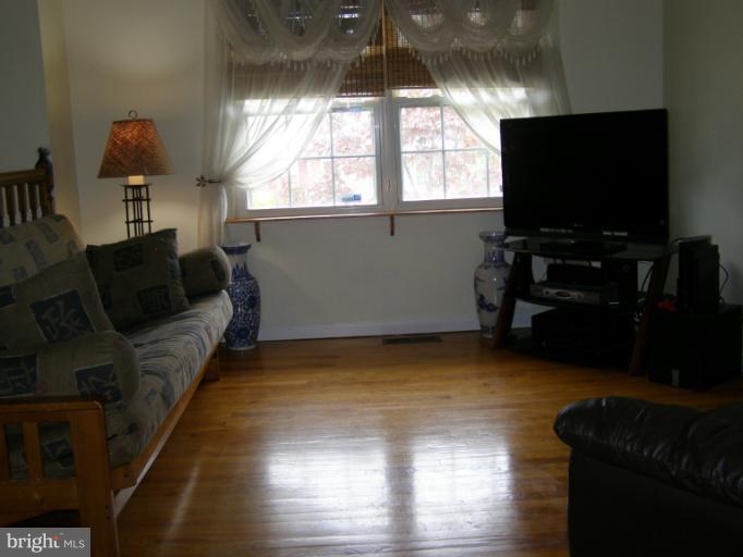 1909 Hawthorne Road Edgewood, MD 21040 - Photo 4 of 30 Living Room