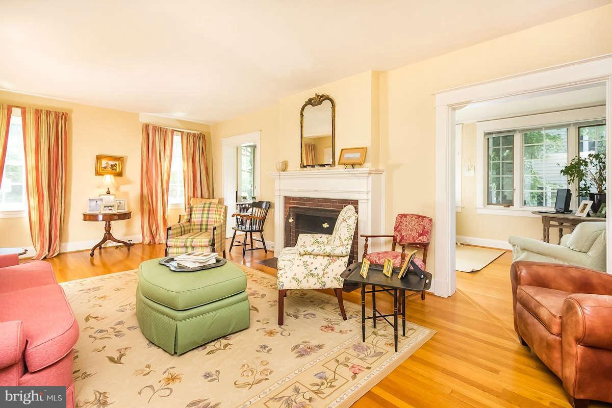 6408 Pinehurst Road Baltimore, MD 21212 - Photo 3 of 29 Living Room