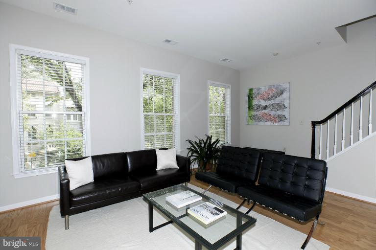 1931 Belmont Road Northwest, Unit 1087 Washington, DC 20009 - Photo 2 of 30 Living Room