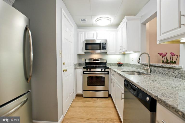 1931 Belmont Road Northwest, Unit 1087 Washington, DC 20009 - Photo 20 of 30 Kitchen