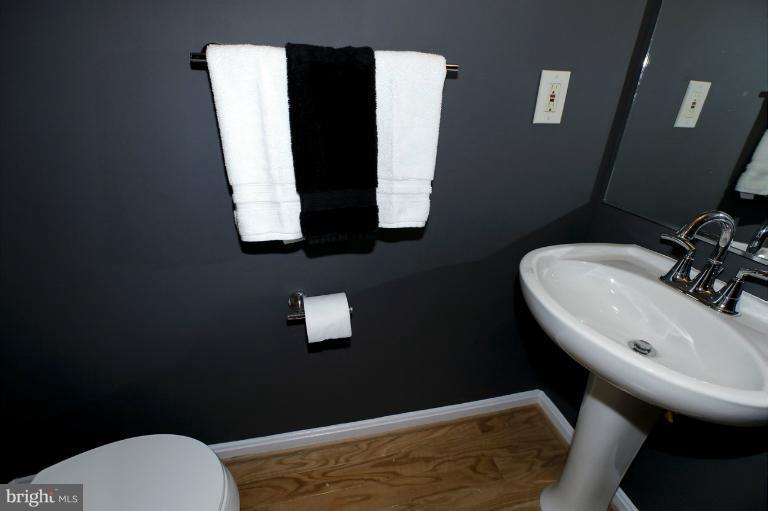 1931 Belmont Road Northwest, Unit 1087 Washington, DC 20009 - Photo 22 of 30 Bath