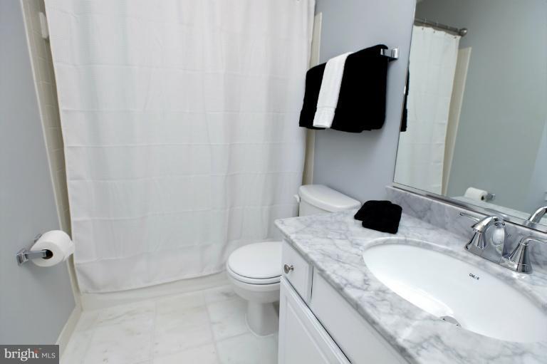 1931 Belmont Road Northwest, Unit 1087 Washington, DC 20009 - Photo 23 of 30 Bath