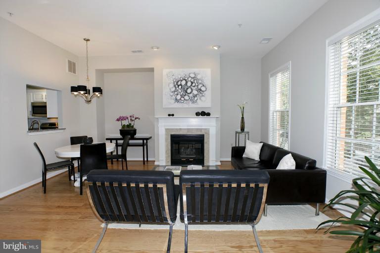 1931 Belmont Road Northwest, Unit 1087 Washington, DC 20009 - Photo 6 of 30 Living Room