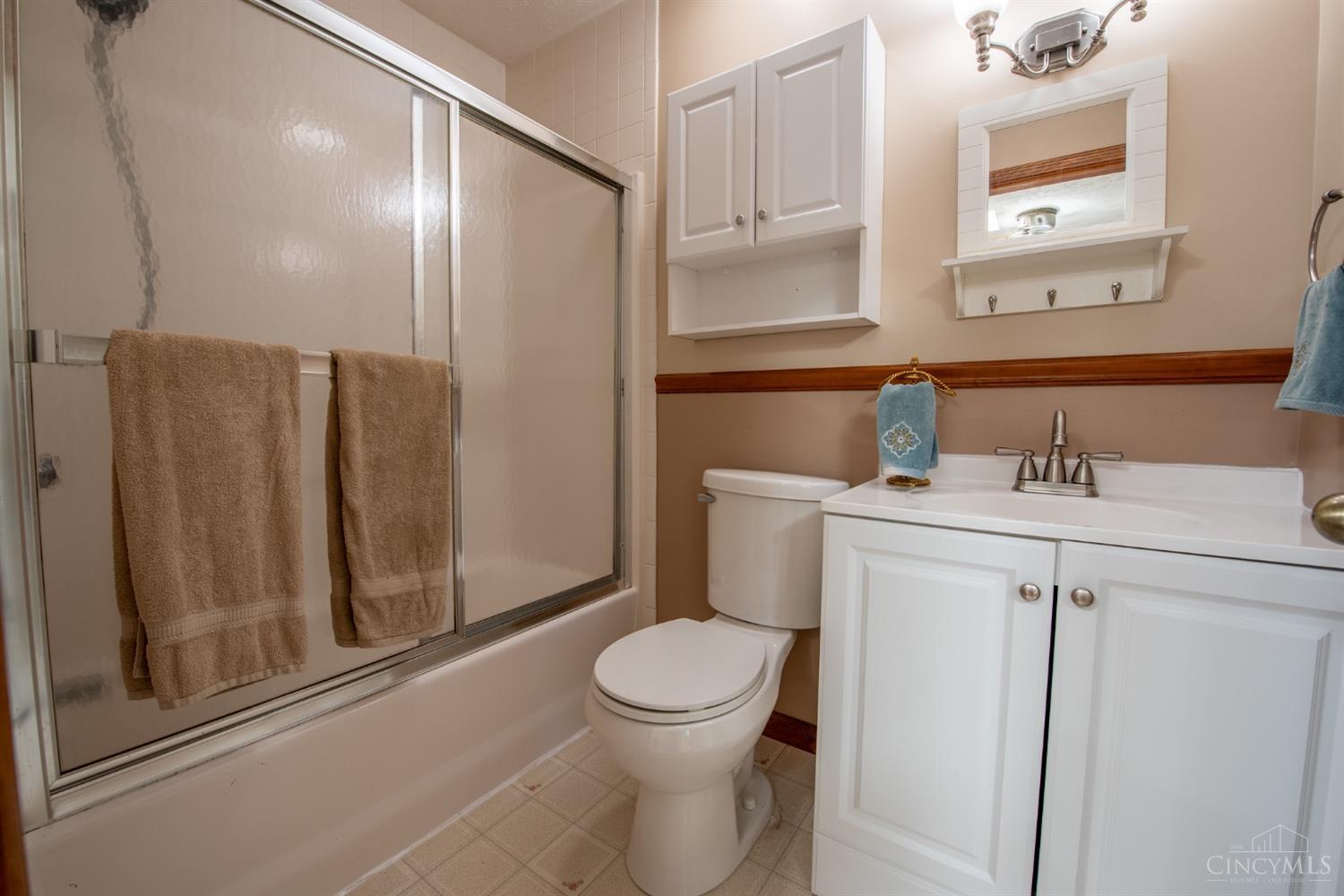 8950 Schlottman Road Maineville, OH 45039 - Photo 27 of 61 Adjoining Full Bathroom with NEW Vanity and Tub/Shower