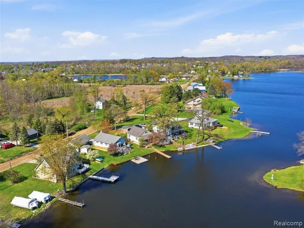 $399,900 | 9114 Pontiac Lake Road, White Lake, MI 48386