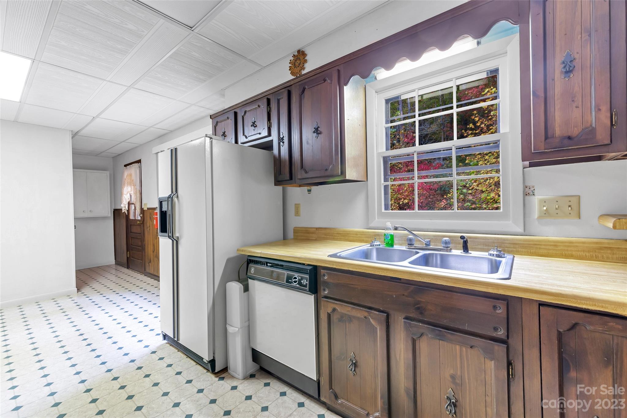 91 Chestnut Hill Road Black Mountain, NC 28711 - Photo 11 of 45 a kitchen with stainless steel appliances a sink stove and refrigerator
