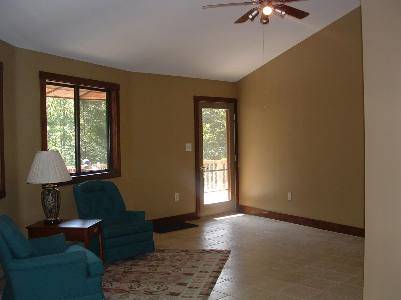 22 Turkey Hill Road Lexington, VA 24450 - Photo 3 of 4 livingroom