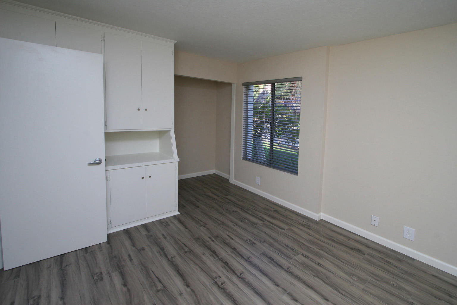 1275 Vallecito Road Carpinteria, CA 93013 - Photo 8 of 11 a big room with wooden floor and windows