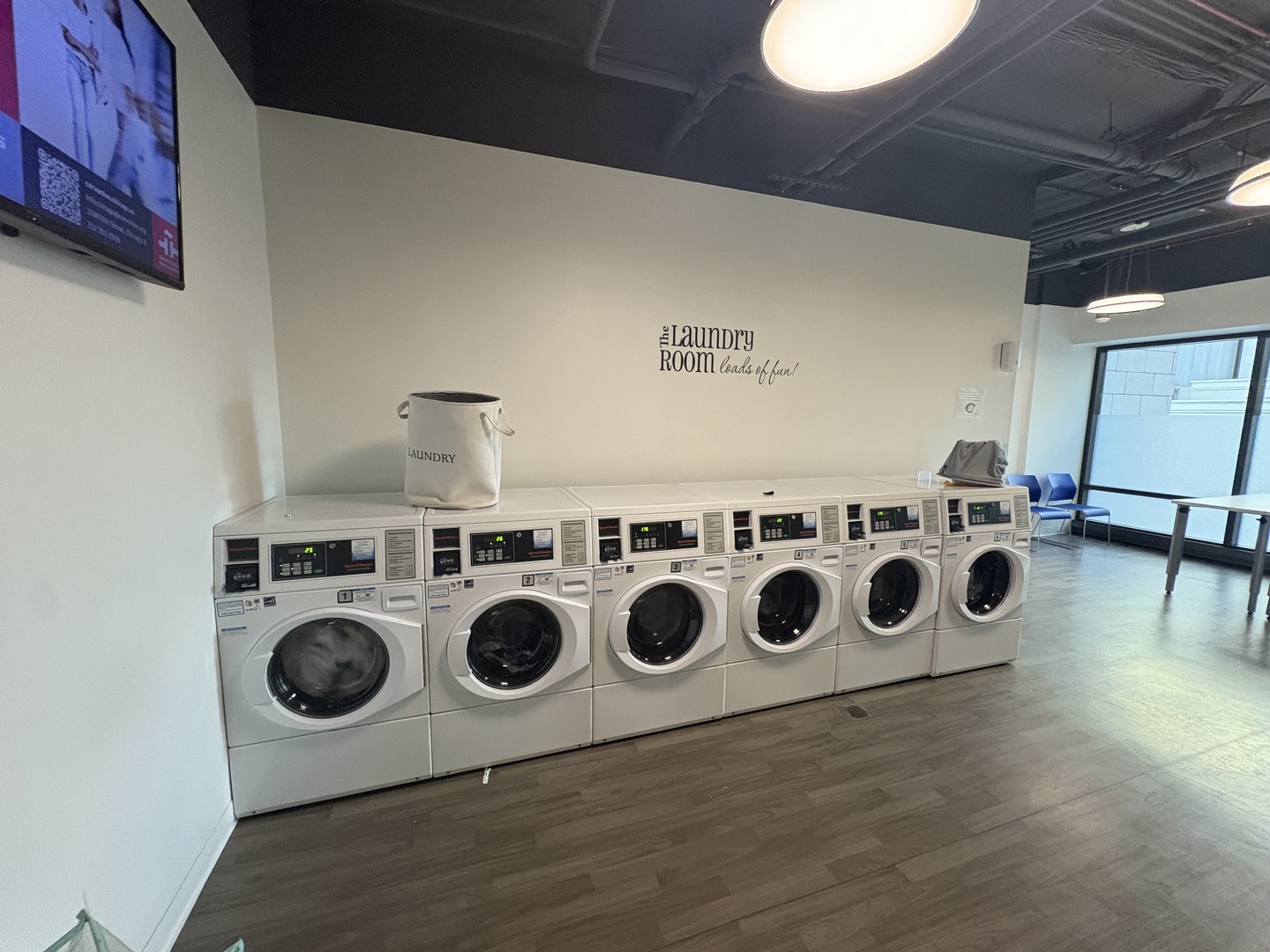 8 West Chestnut Street, Unit 21F Chicago, IL 60610 - Photo 18 of 19 a utility room with dryer and washer