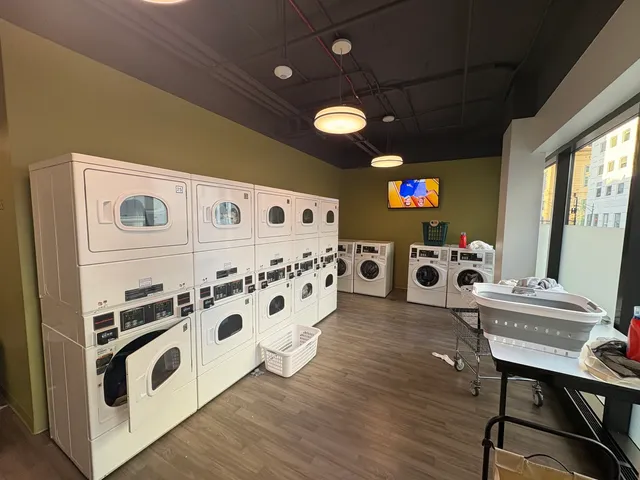 $3,390 | 8 West Chestnut Street, Unit 21F, Chicago, IL 60610