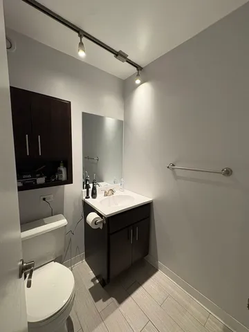 $3,390 | 8 West Chestnut Street, Unit 21F, Chicago, IL 60610